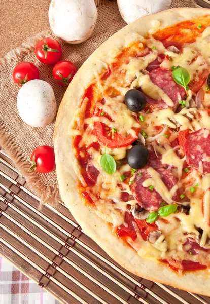Pizza con salami, tomates y setas — Foto de Stock