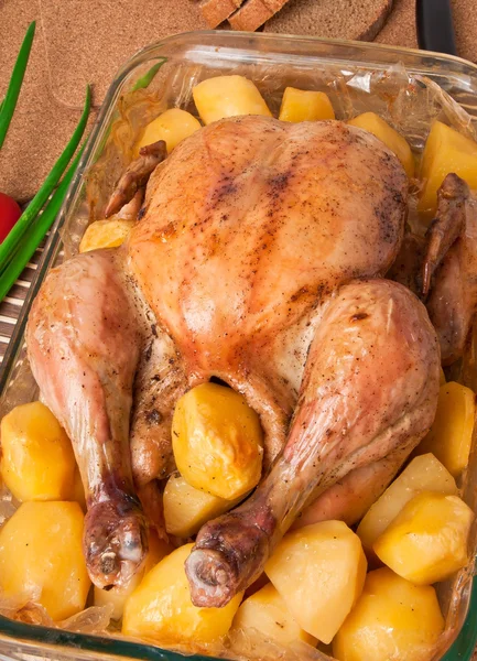 Pečené kuře s bramborami — Stock fotografie