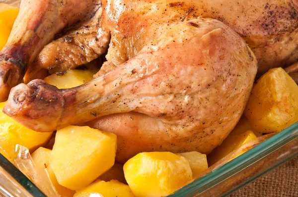 Roast chicken with potatoes — Stock Photo, Image