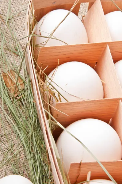 Яйца в деревянном контейнере — стоковое фото