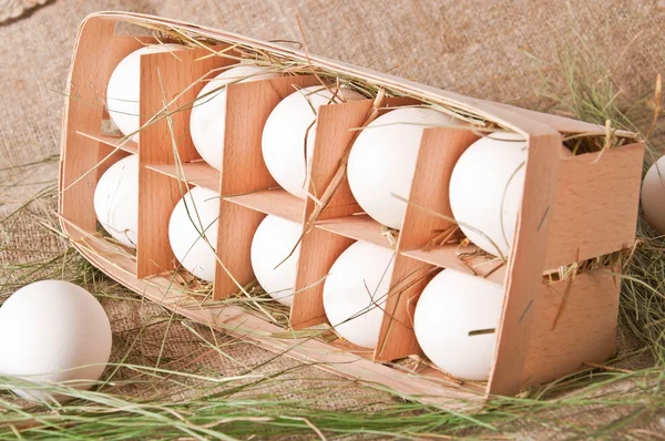 Huevos en un recipiente de madera — Foto de Stock