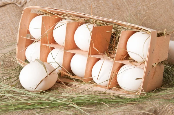 Eier in einem Holzbehälter — Stockfoto