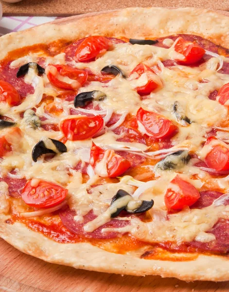 Pizza met salami en tomaten — Stockfoto
