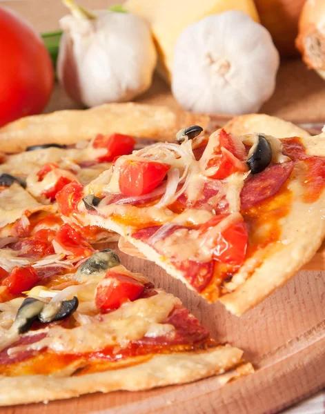 Pizza com salame e tomate — Fotografia de Stock