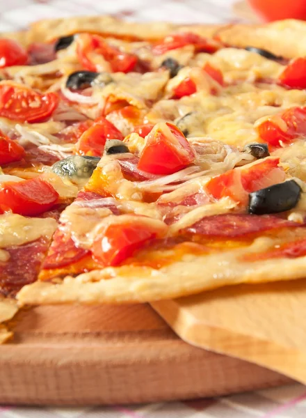 Pizza med salami och tomater — Stockfoto