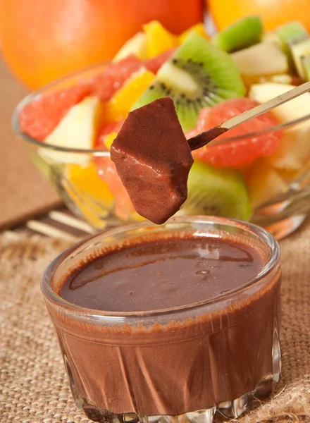 ホット チョコレート、新鮮なフルーツ サラダ — ストック写真