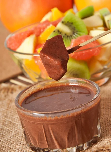 Chocolat chaud et salade de fruits frais — Photo