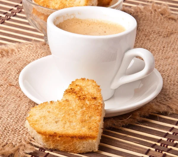 Srdce tvarovaný toast a šálek kávy — Stock fotografie