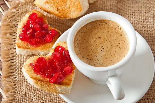 Toast en forme de coeur avec confiture et une tasse de café — Photo