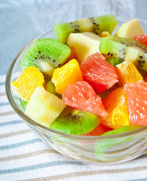 Ensalada de frutas frescas y chocolate caliente — Foto de Stock