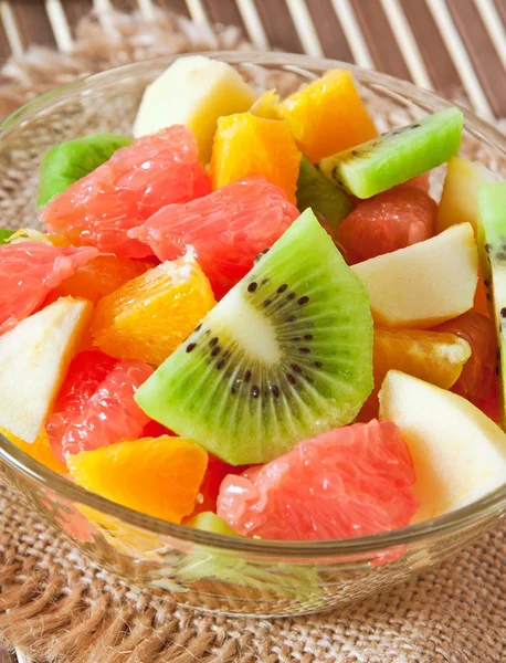 Ensalada de frutas frescas y chocolate caliente — Foto de Stock