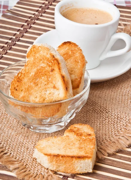 Torrada em forma de coração e uma xícara de café — Fotografia de Stock