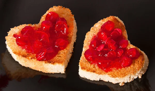 Toast en forme de coeur avec confiture — Photo