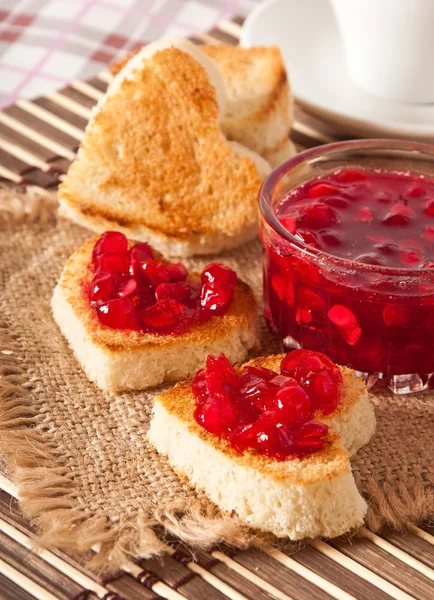 Hart-vormige toast met jam — Stockfoto