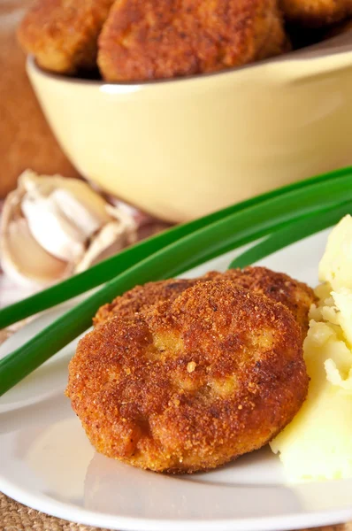 Gebakken schnitzels in paneermeel en aardappelpuree — Stockfoto