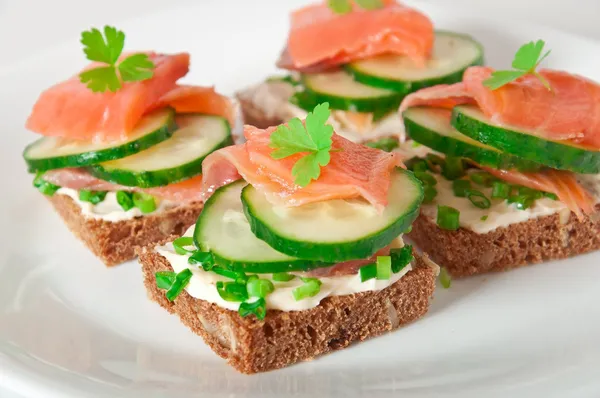 Sandwich apetitoso con salmón —  Fotos de Stock