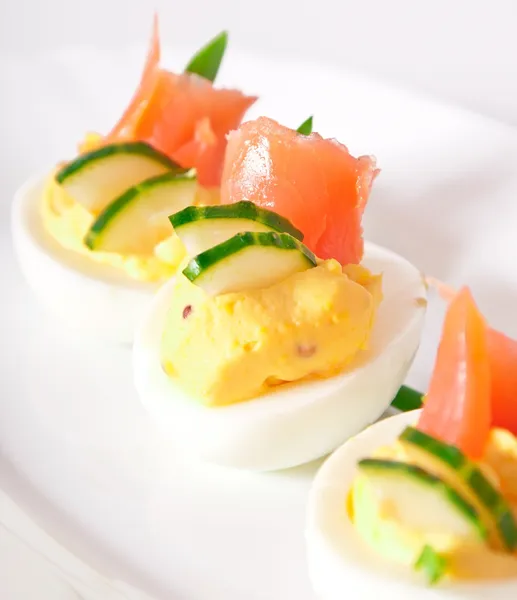 Фаршированные яйца с лососем — стоковое фото