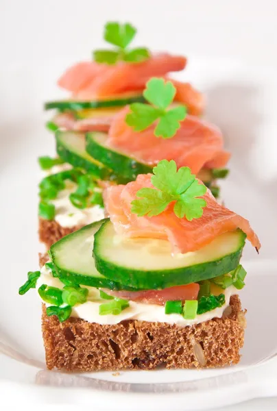Sanduíche apetitoso com salmão — Fotografia de Stock