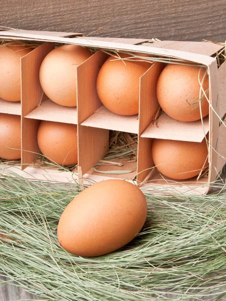 Ovos em um recipiente de madeira — Fotografia de Stock