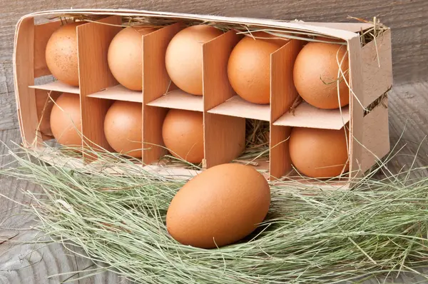 Eieren in een houten container — Stockfoto