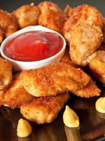 Nuggets de frango frito fresco e perfumado — Fotografia de Stock