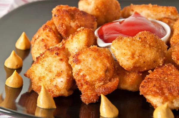 Nuggets de frango frito fresco e perfumado — Fotografia de Stock