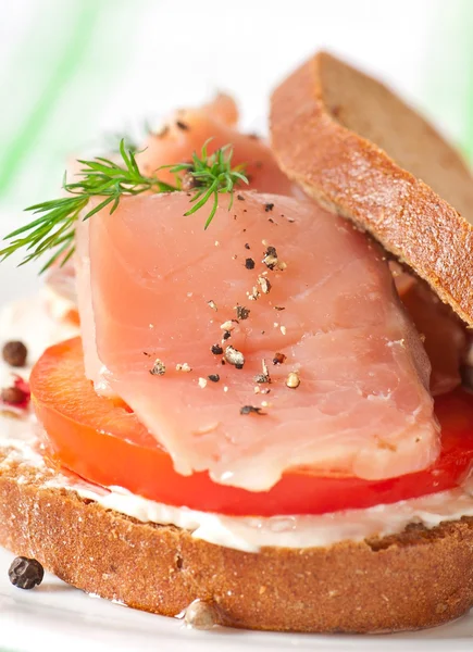 Апетитний бутерброд з лососем — стокове фото