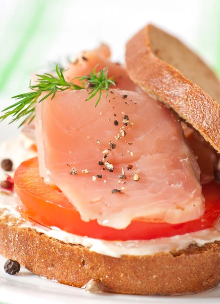 Panino appetitoso con salmone — Foto Stock