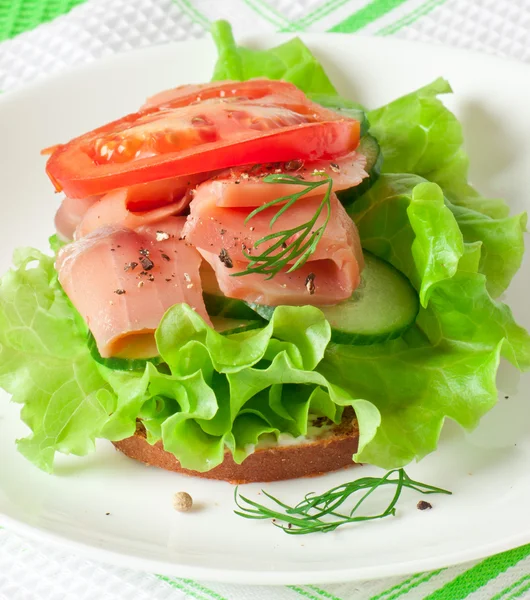 Sanduíche apetitoso com salmão — Fotografia de Stock