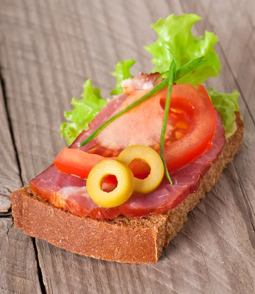 Sanduíche com tomate e bacon defumado — Fotografia de Stock