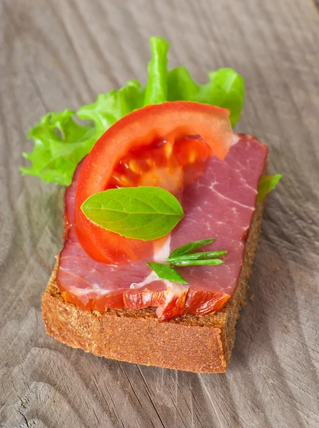 Sanduíche com tomate e bacon defumado — Fotografia de Stock