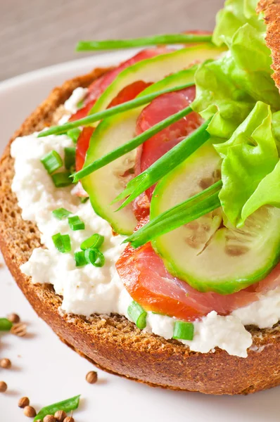 Sandwich con queso crema y tocino ahumado —  Fotos de Stock