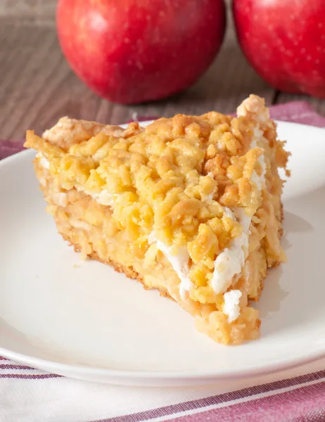 Chutný plátek koláč s jablky a pusinky vrstvy — Stock fotografie