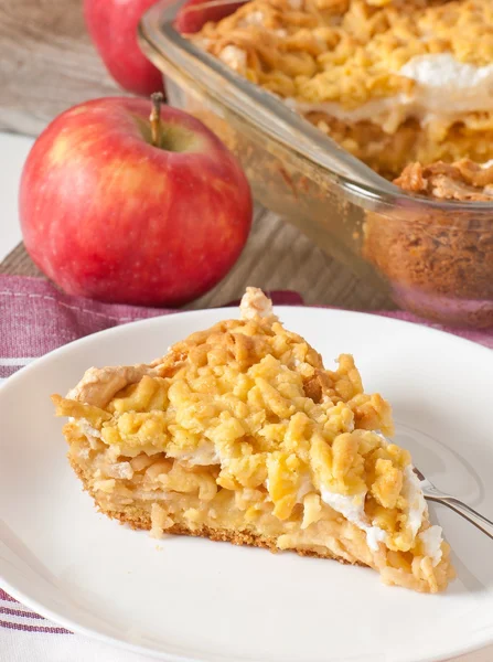 Аппетитный кусок пирога с яблоками и слоем безе — стоковое фото