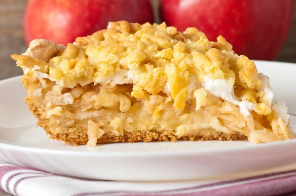 Rebanada apetitosa de pastel con manzanas y capa de merengue — Foto de Stock