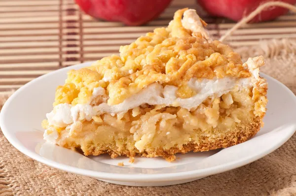 Rebanada apetitosa de pastel con manzanas y capa de merengue — Foto de Stock