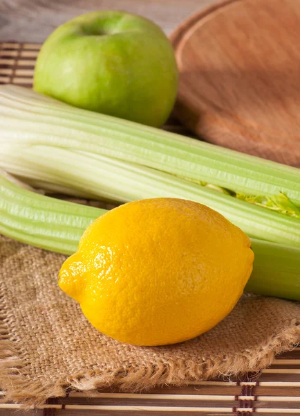 Zitrone, Sellerie, Apfel - Ernährungskonzept — Stockfoto
