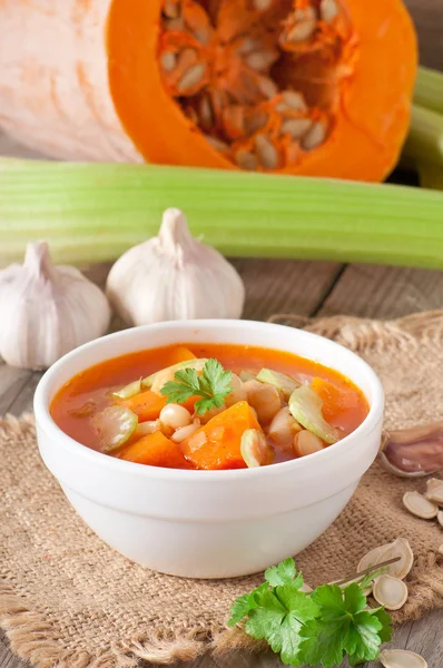 Soupe de tomates à la citrouille, haricots et céleri — Photo