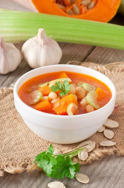 Sopa de tomate com abóbora, feijão e aipo — Fotografia de Stock