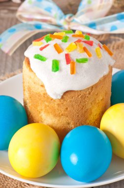 Paskalya pastası ve renkli yumurtalar.