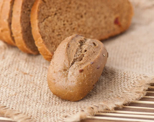 호 밀 롤빵과 테이블에 빵 조각 — 스톡 사진