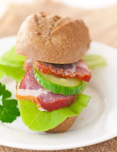 Sandwich mit Frischkäse und geräuchertem Speck — Stockfoto