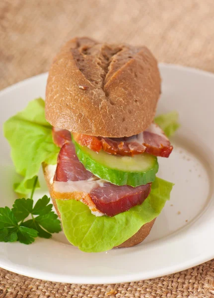 Sanduíche com creme de queijo e bacon defumado — Fotografia de Stock