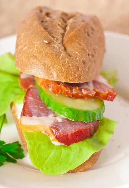 Sandwich con queso crema y tocino ahumado — Foto de Stock