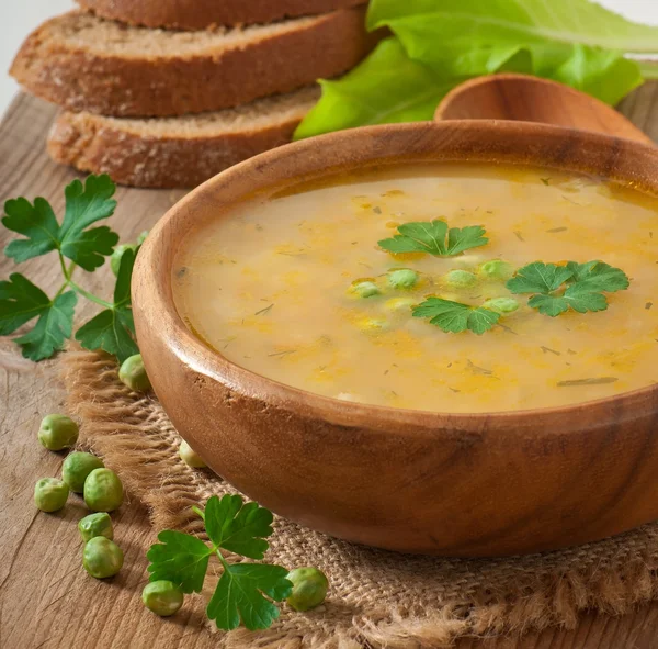 ボウルに伝統的な新鮮なエンドウ豆のスープ — ストック写真