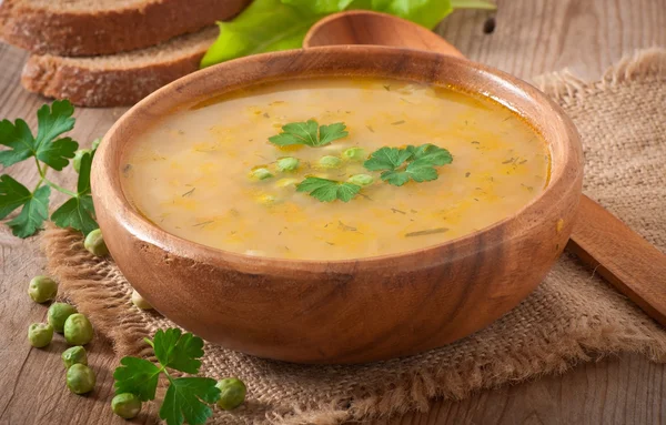 ボウルに伝統的な新鮮なエンドウ豆のスープ — ストック写真