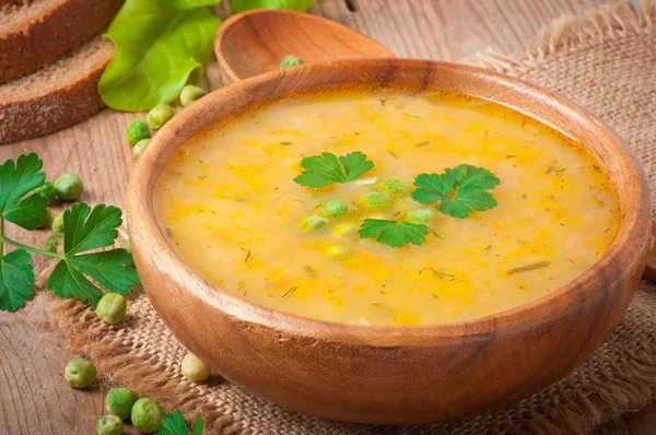 Traditional fresh pea soup in the bowl — Stock Image Traditional fresh pea soup in the bowl Royalty Free Stock Photos