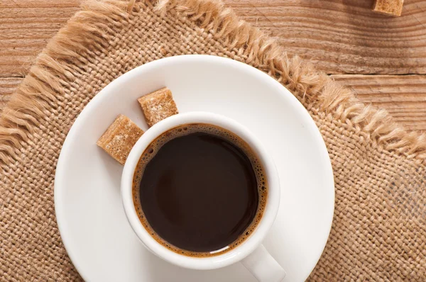 一杯咖啡和棕色的糖的特写视图 — 图库照片