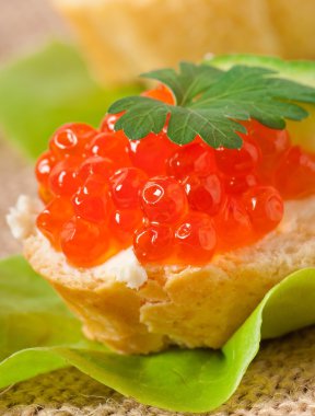 Kırmızı havyarlı sandviç, tereyağı ve salatalık.