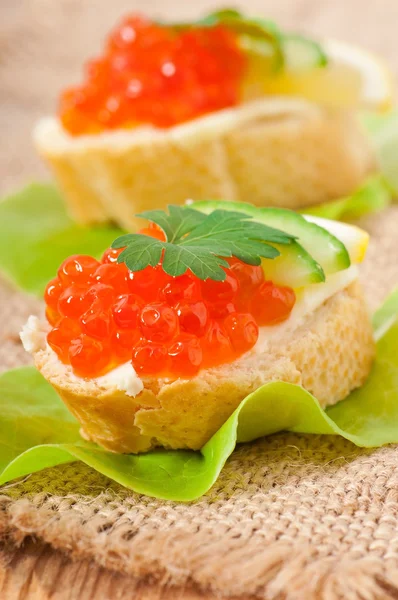 Sandwich cu caviar roșu, unt și castravete — Fotografie, imagine de stoc